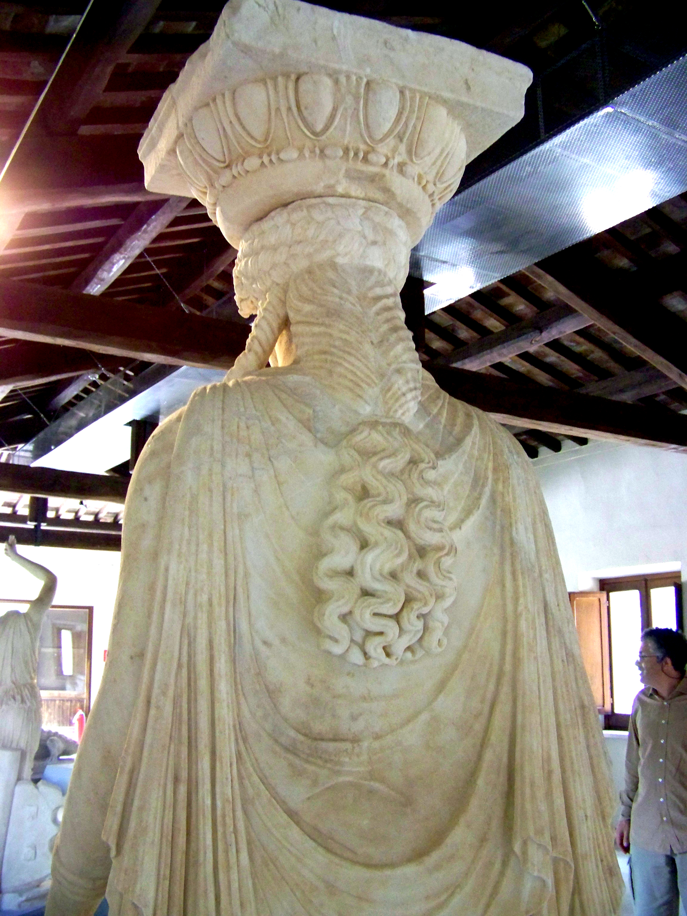 6 CORR Cariatidi DIETRO.jpg